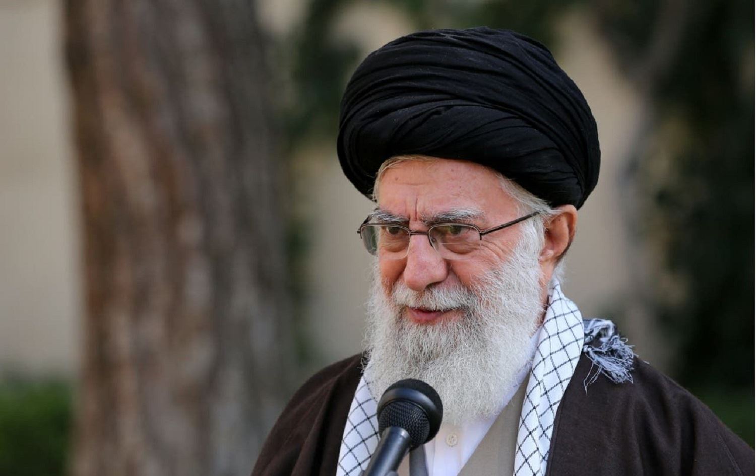 Xaminêyî li dijî Iphone axivî lê wî bi xwe bi Iphone twît belav kir