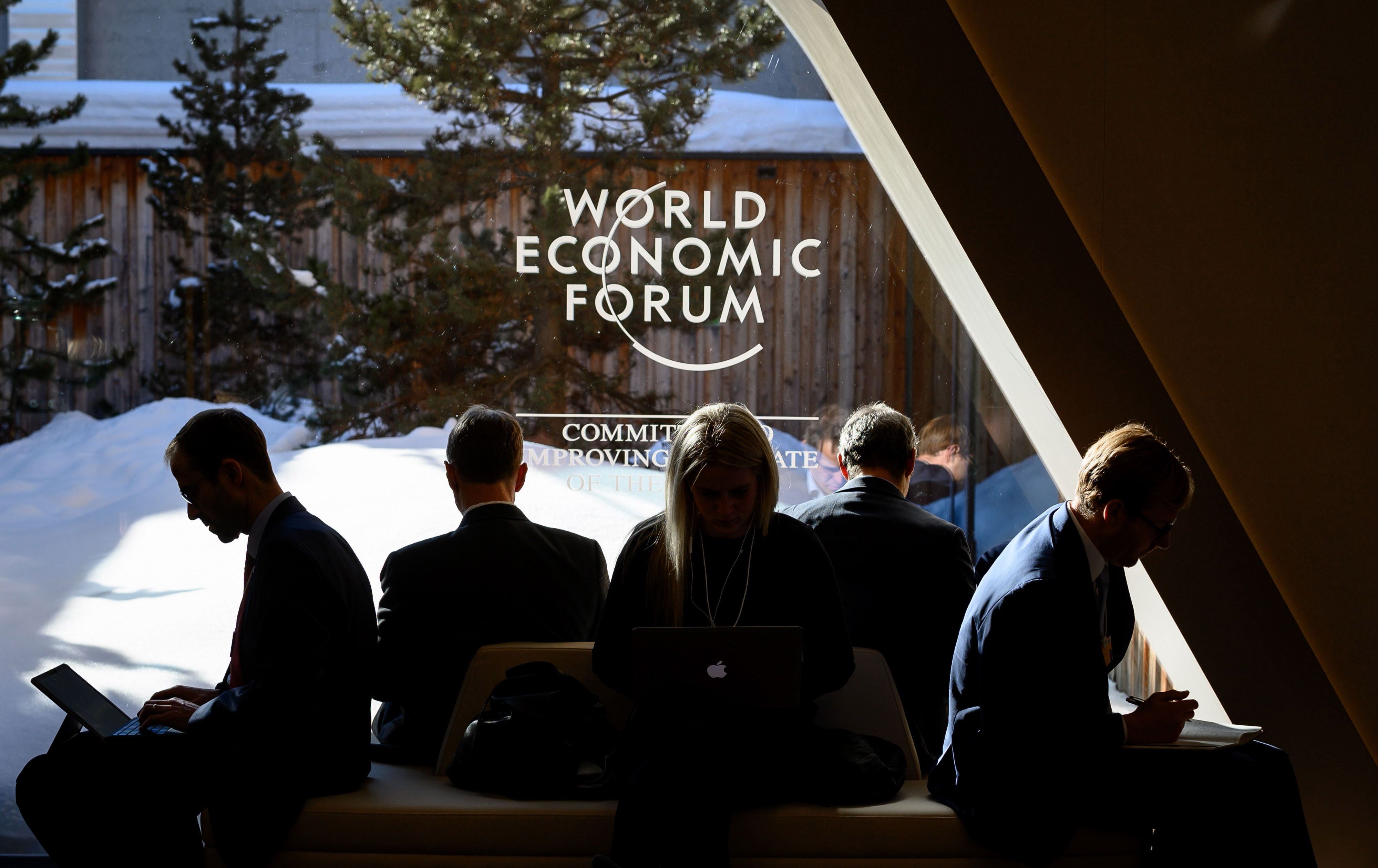 کۆرۆنا کۆڕبەندی داڤۆس بۆ کات و شوێنی نادیار دوادەخات