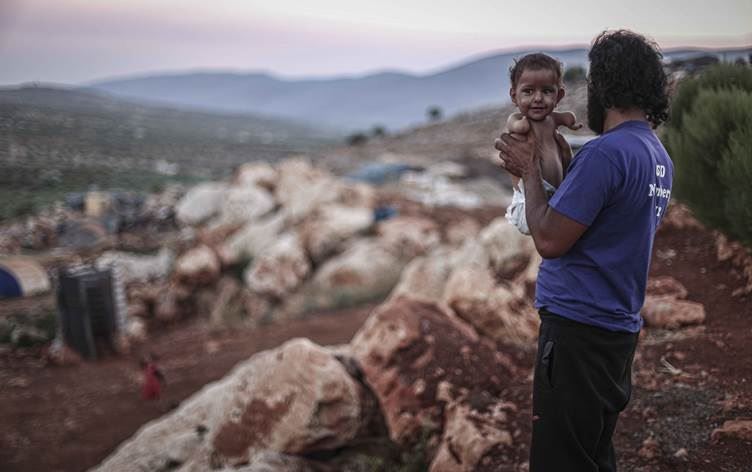 Bavê zarokê bê dest û ling: Nikarim şîr bo wî dabîn bikim