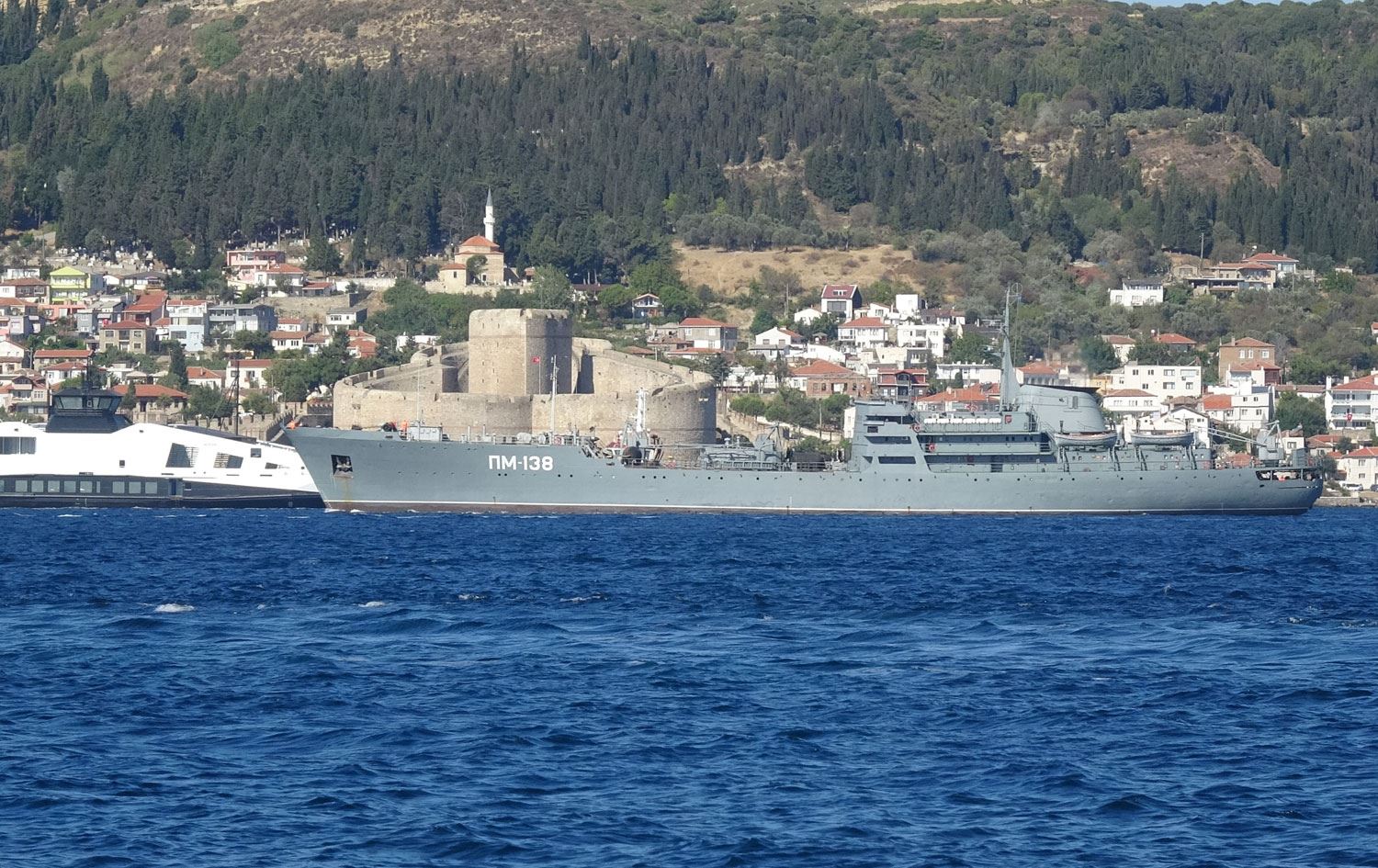 Rus savaş gemisi Çanakkale Boğazı’nı geçerek Akdeniz’e doğru ilerliyor