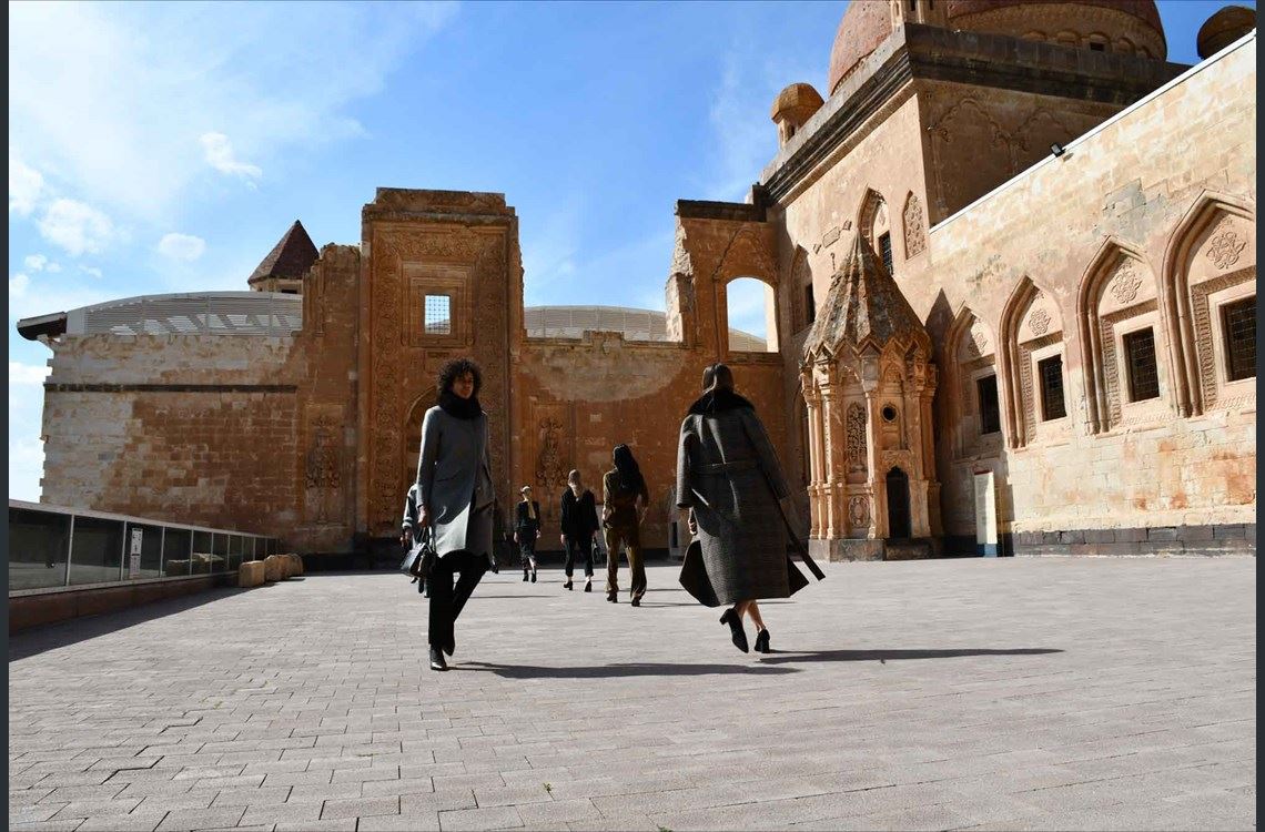 FOTO – Tarihi İshak Paşa Sarayında defile