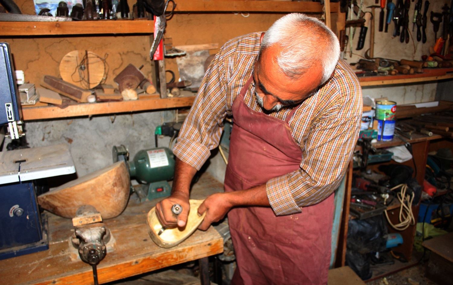 Huseyîn Îsot 22 sal e bi amûrên destan sazan çêdike