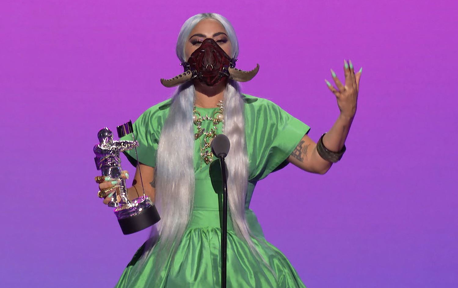 دەمامکە سەیرەکانی لەیدی گاگا لە ئاهەنگێکدا