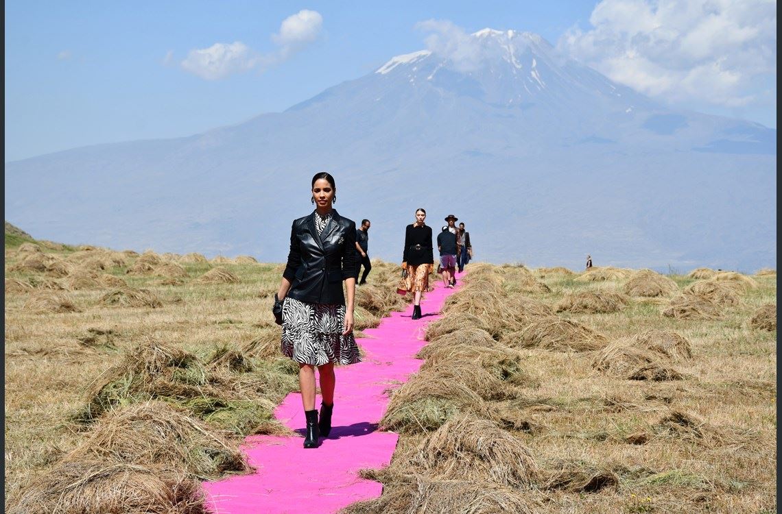 Li Çiyayê Agirî nimayişa modayê ya cîhanî