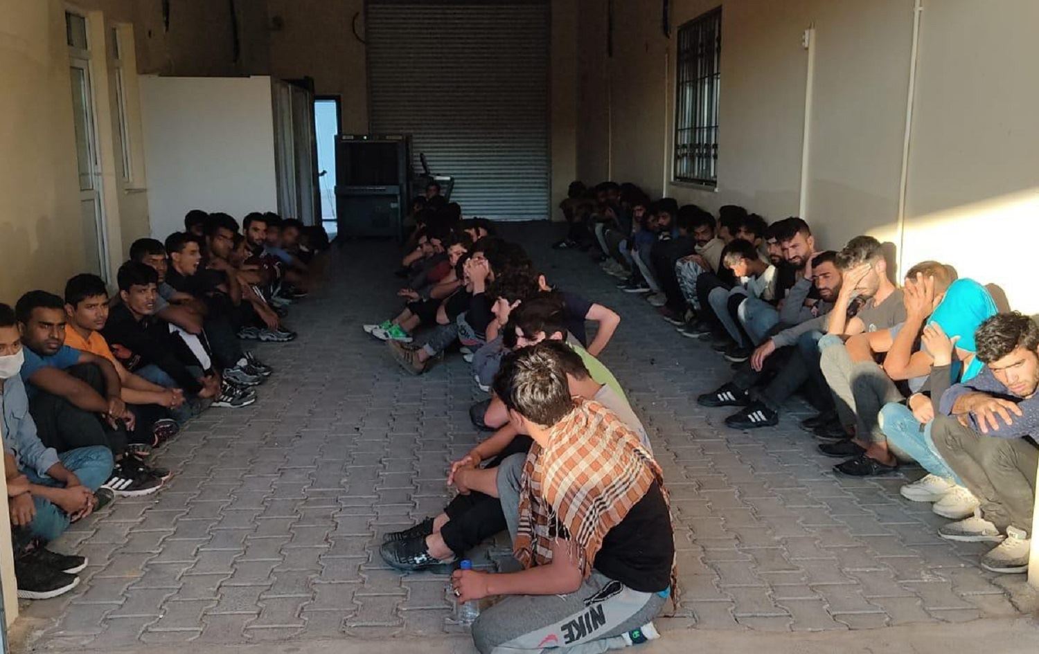 Van'da 17 kişilik minibüste 65 kaçak göçmen yakalandı