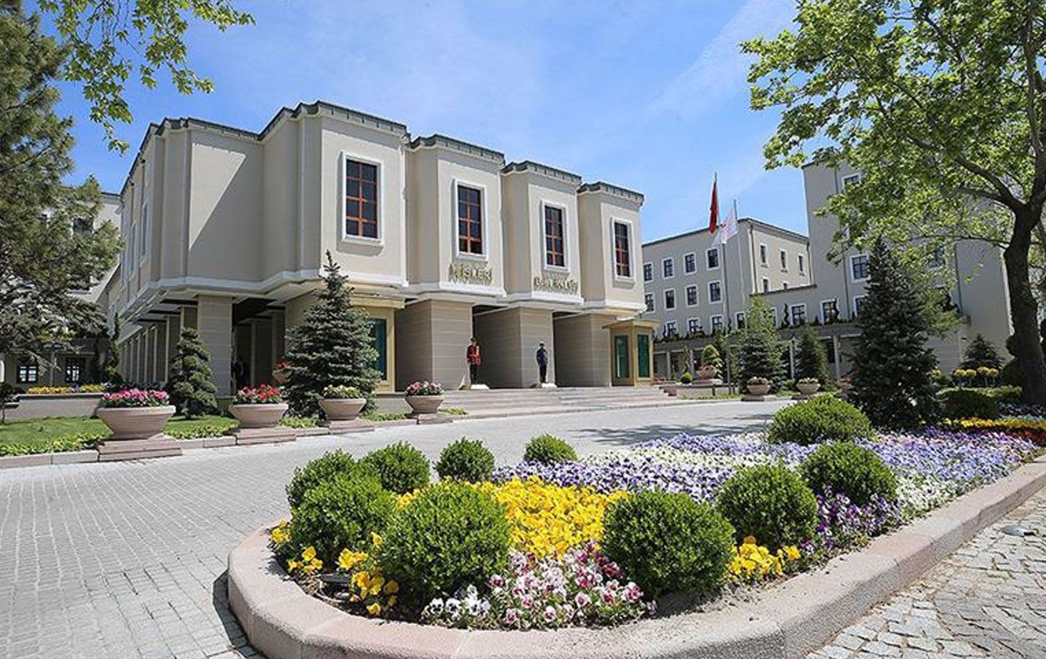 Li Bakurê Kurdistanê 7 qaymeqam ji kar hatin dûrixstin