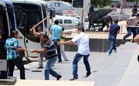 Şofêrên mînîbûsan êrişî şaredariya Amedê kirin!