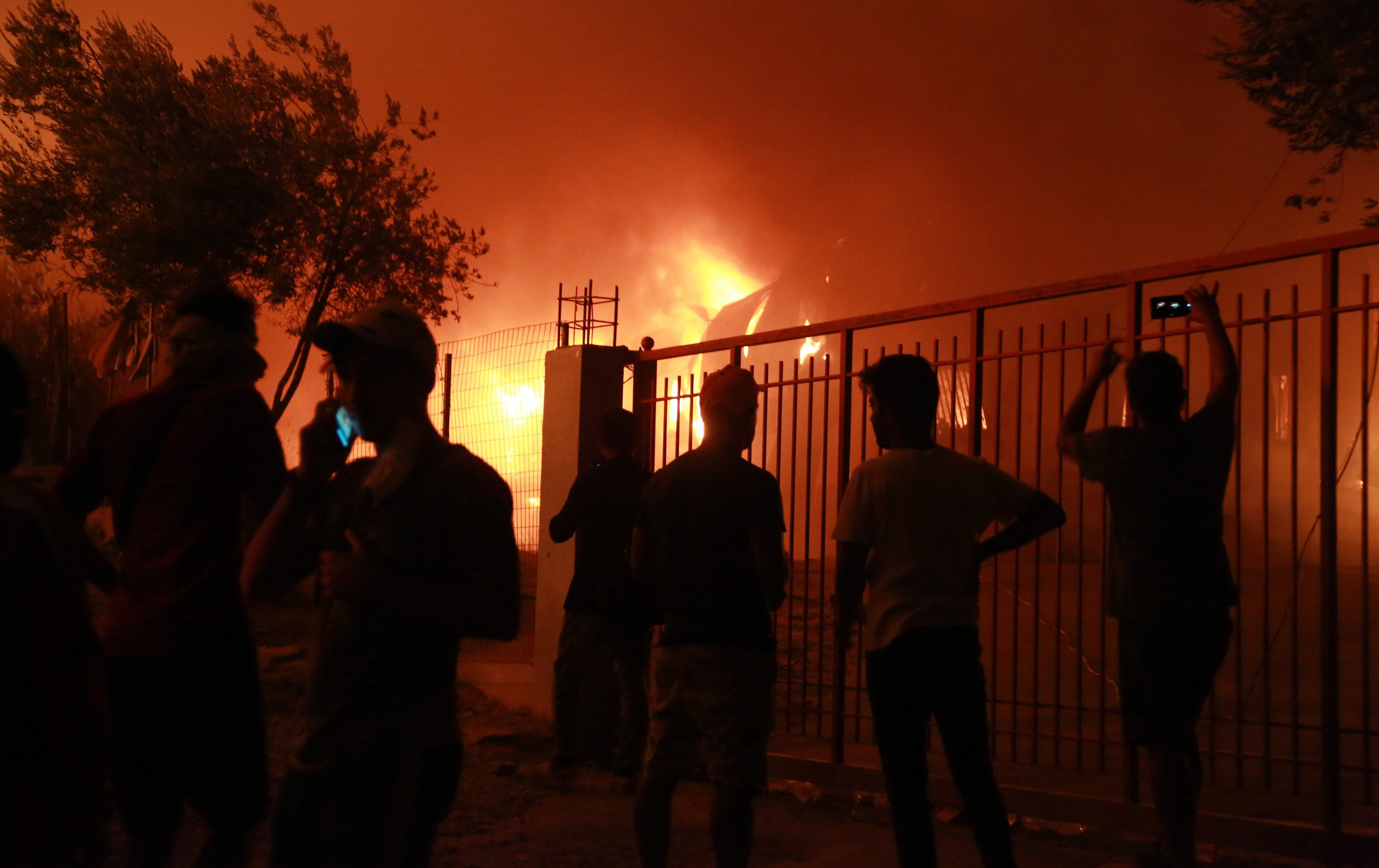Binlerce mültecinin barındığı Yunan adasındaki kamp yandı
