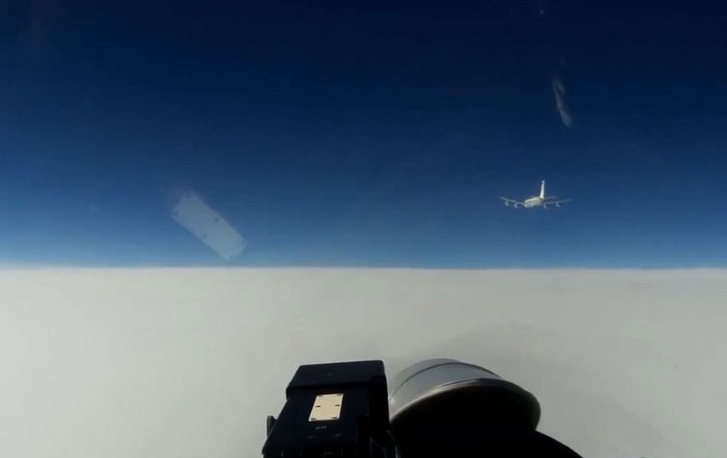 Rus savaş uçağı ABD ve Norveç'e ait keşif uçaklarını engelledi