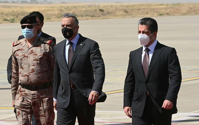 پێشوازیی مەسرور بارزانی لە مستەفا کازمی لە فڕۆکەخانەی هەولێر. وێنە: نووسینگەی راگەیاندنی حکومەتی هەرێمی کوردستان