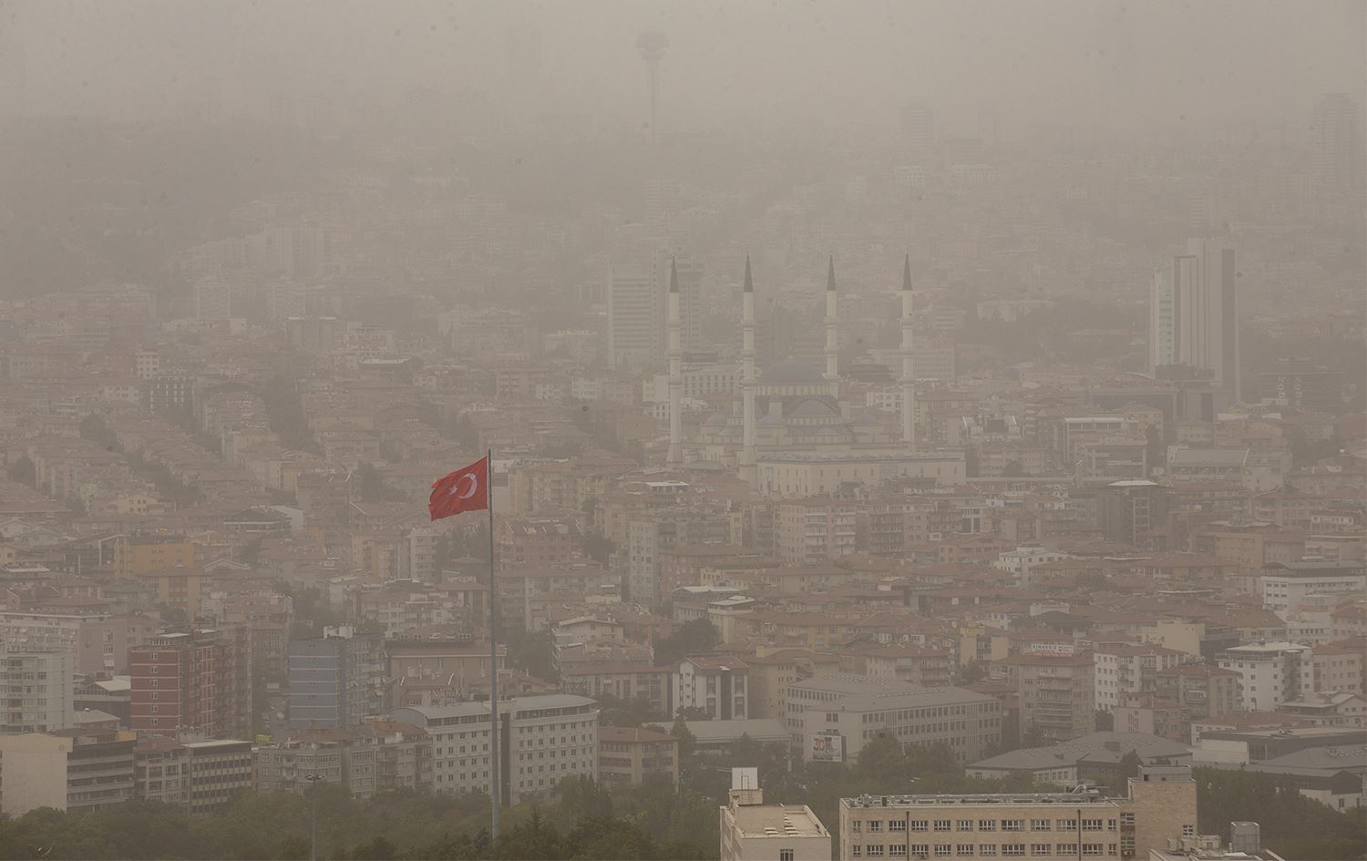 Ankara'da toz fırtınası: 6 kişi yaralandı