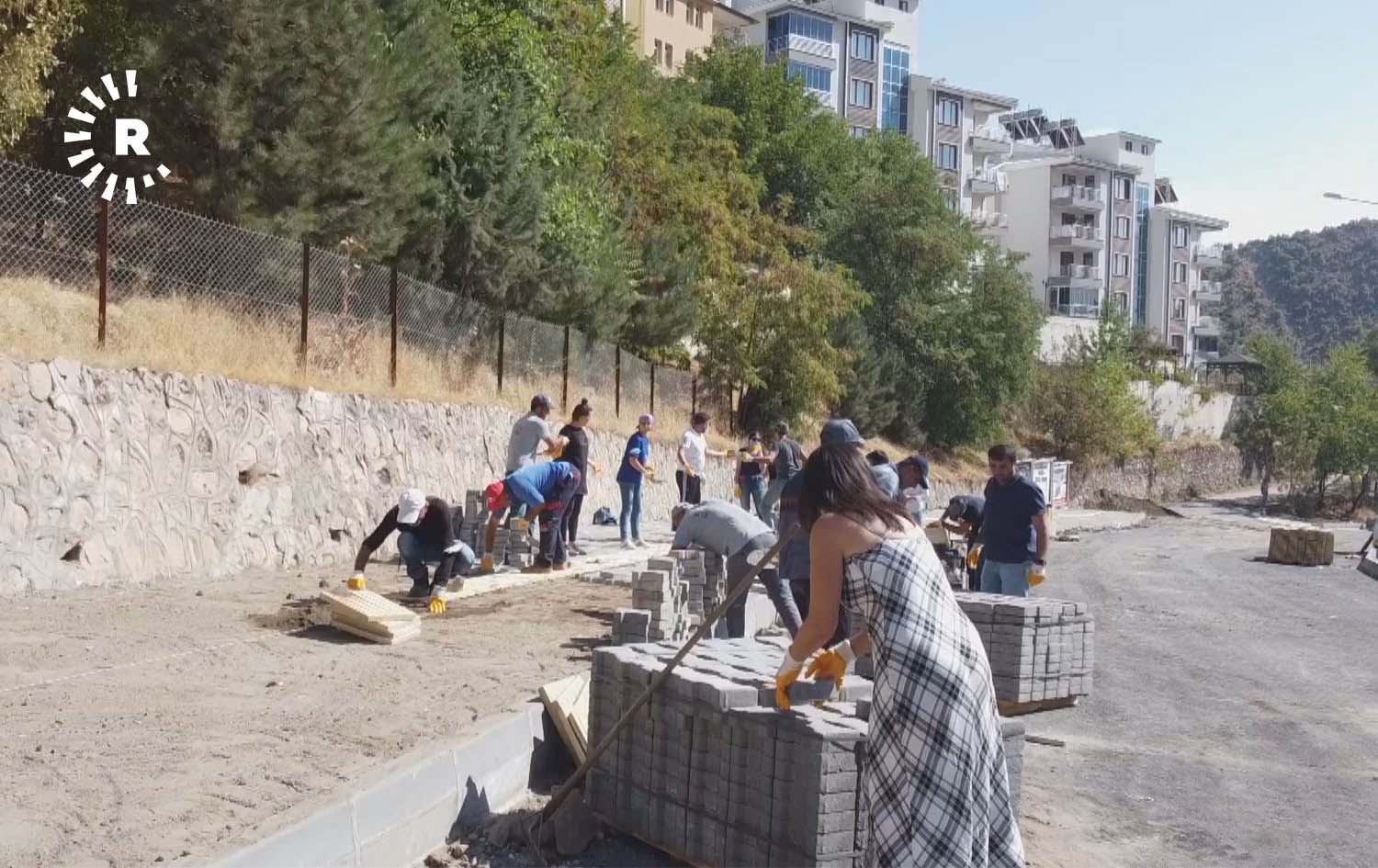 Li Dêrsimê jin û mêr bi hev re beşdarî karê çêkirina rêyan dibin