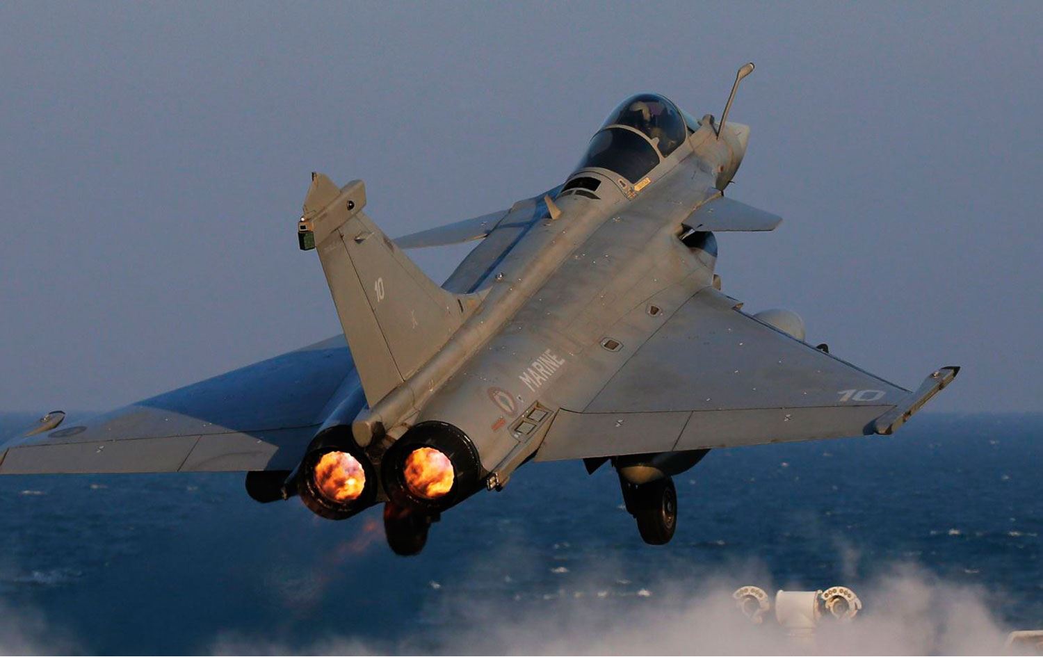 Yunan 18 balafirên Rafal û 4 keştiyên şer ji Fransayê dikire