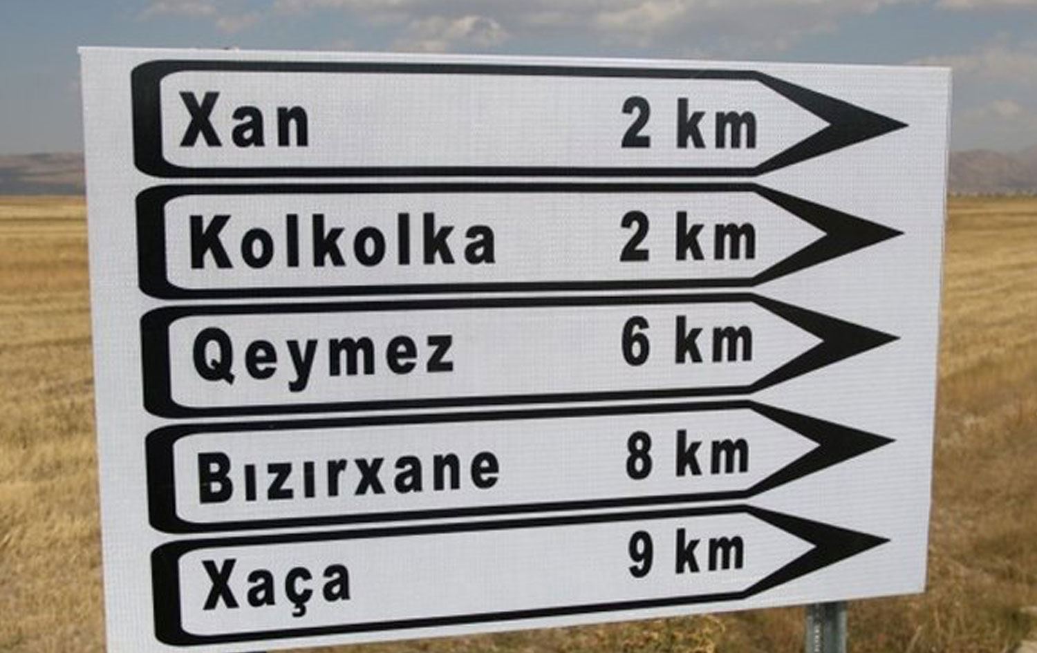 Qeyûmê Şaredariya Wanê gav paşde avêt: Tabloyên Kurdî dîsan tên danîn