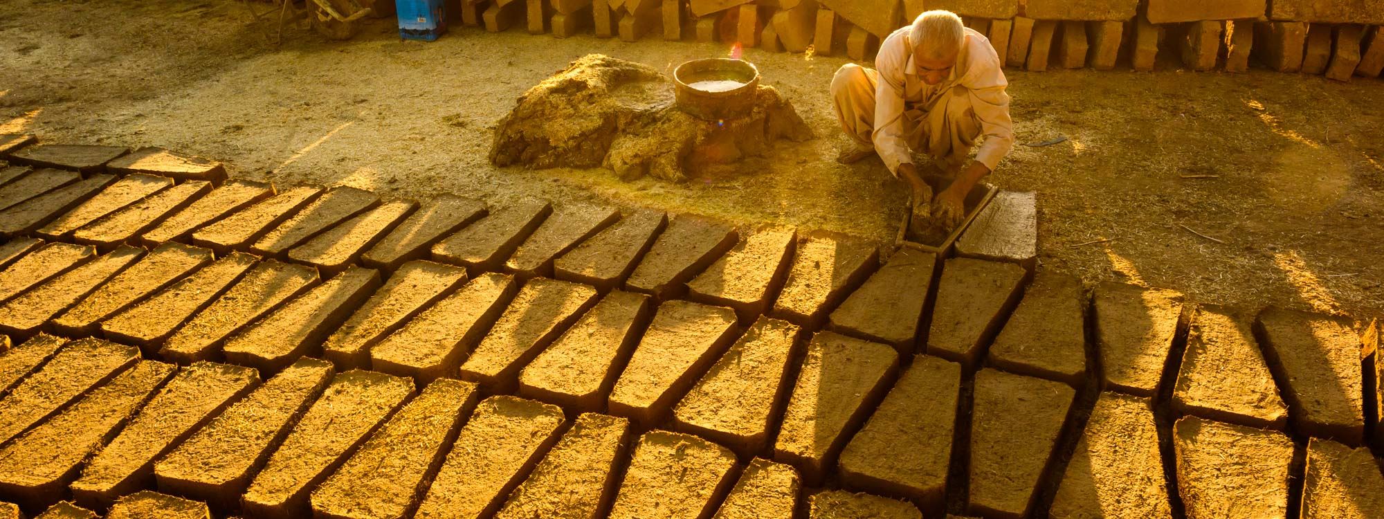 FOTO – Erbil’de geleneksel toprak kerpiç yapımı