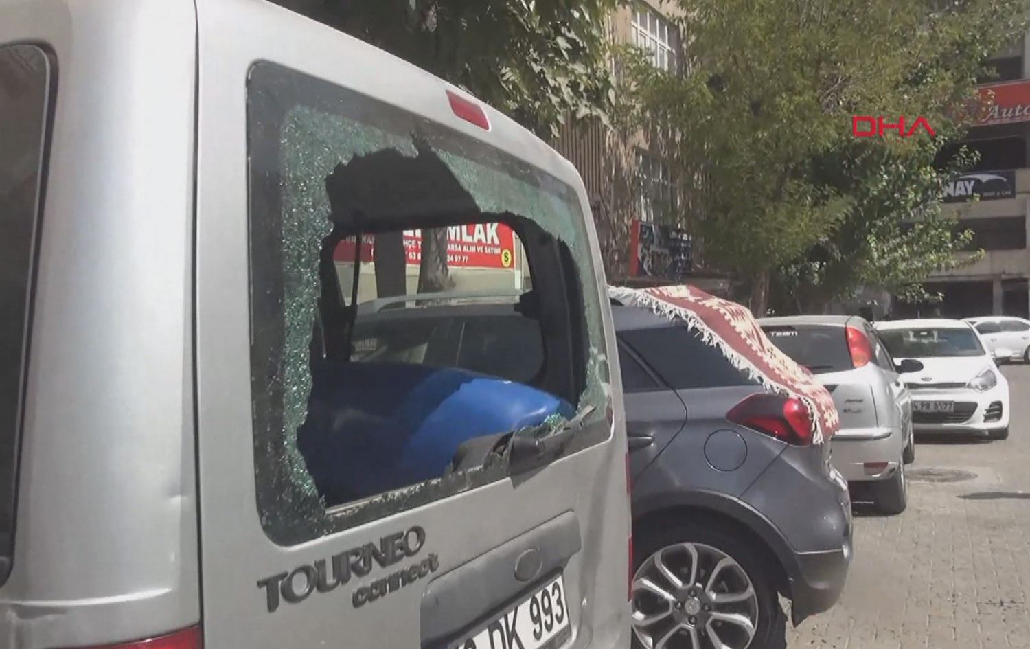 ژنێک جامی 21 ئۆتۆمبێل دەشکێنێت و بە پۆلیس دەڵێت 'بە هەڵە پارک کراون'