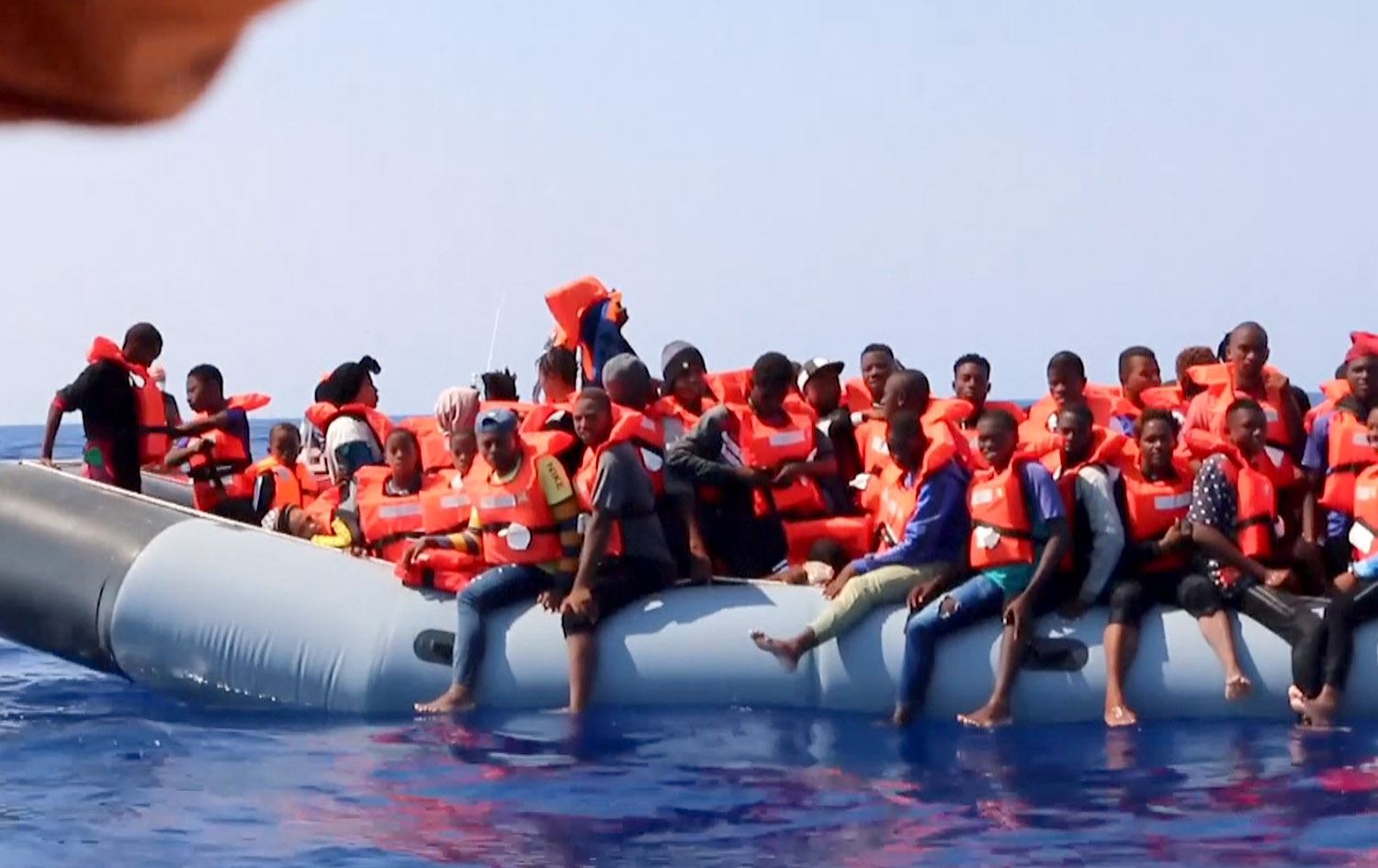 کەشتییەکەی ئالان کوردی 133 کۆچبەر رزگار دەکات