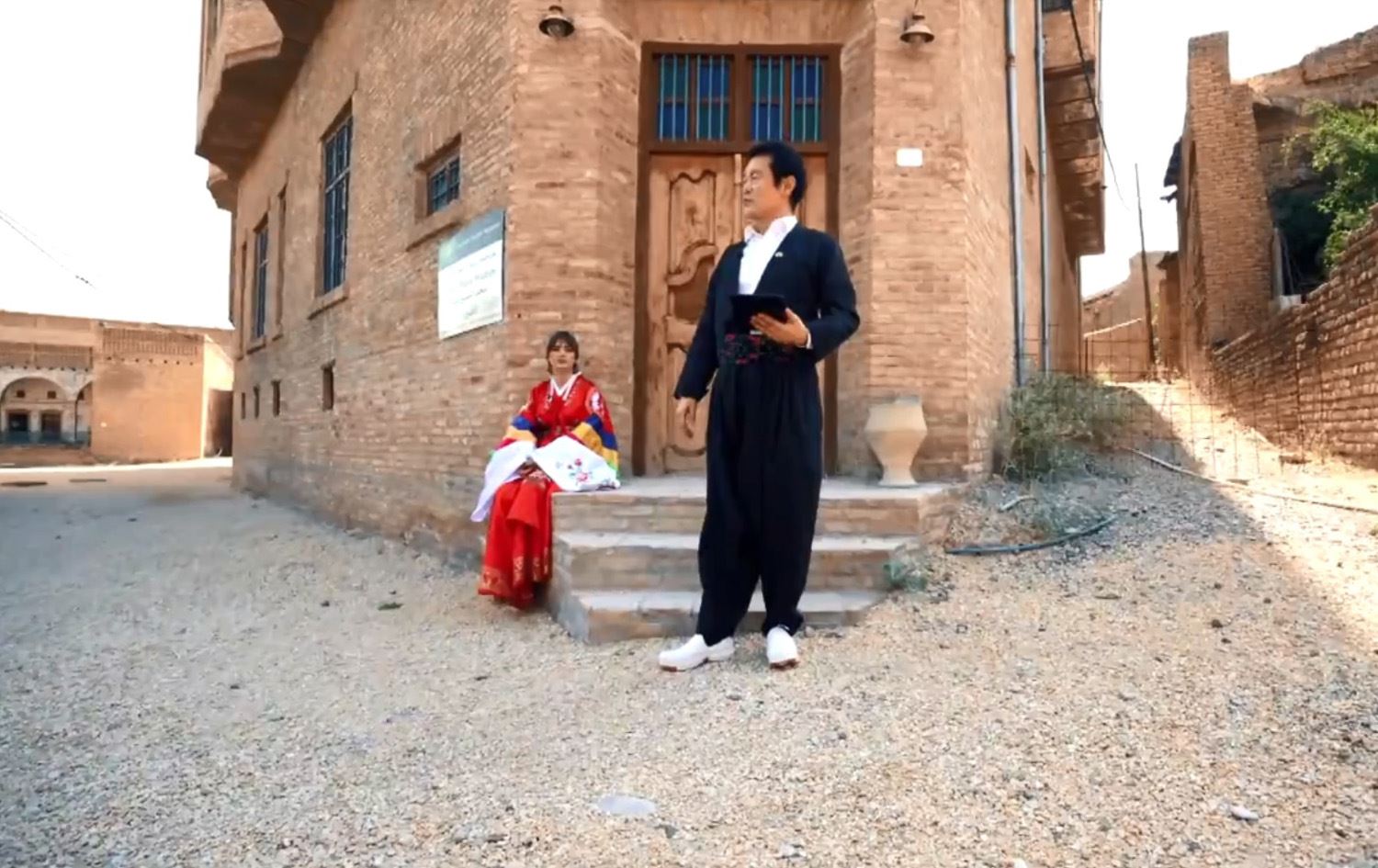 عاشق للزي الكوردي.. القنصل الكوري في أربيل دبلوماسيٌّ متعدد المواهب