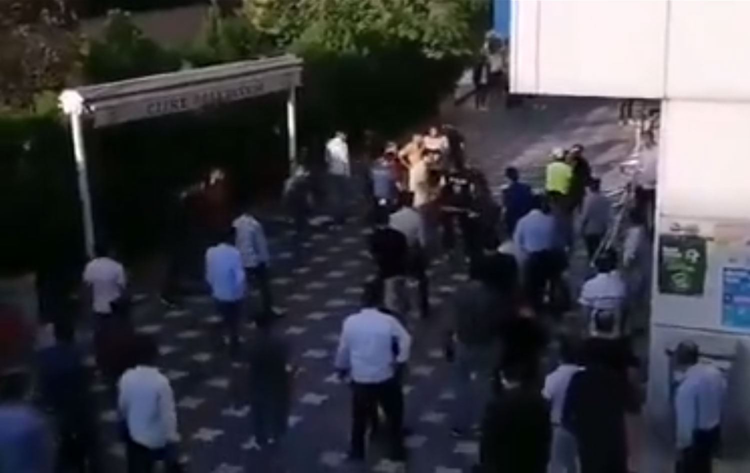 Cizre’de polis maske takmayan kişiyi darp ederek gözaltına aldı