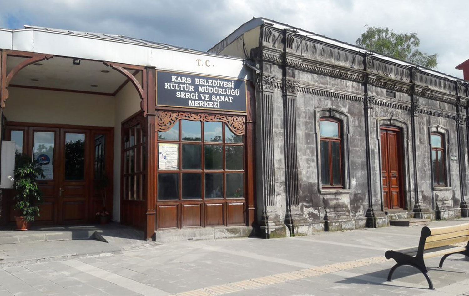 Önünde boyacılık yaptığı binayı konferans salonuna dönüştürerek belediyeye bağışladı