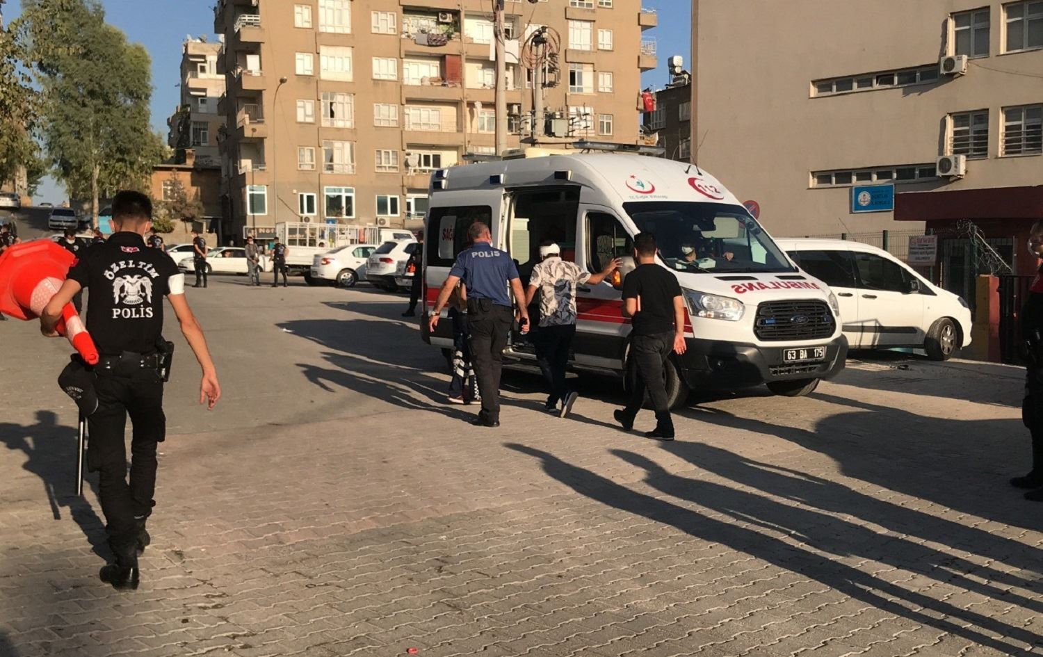 Li Rihayê li ber qereqolê şerê bi kevir û daran: 7 birîndar