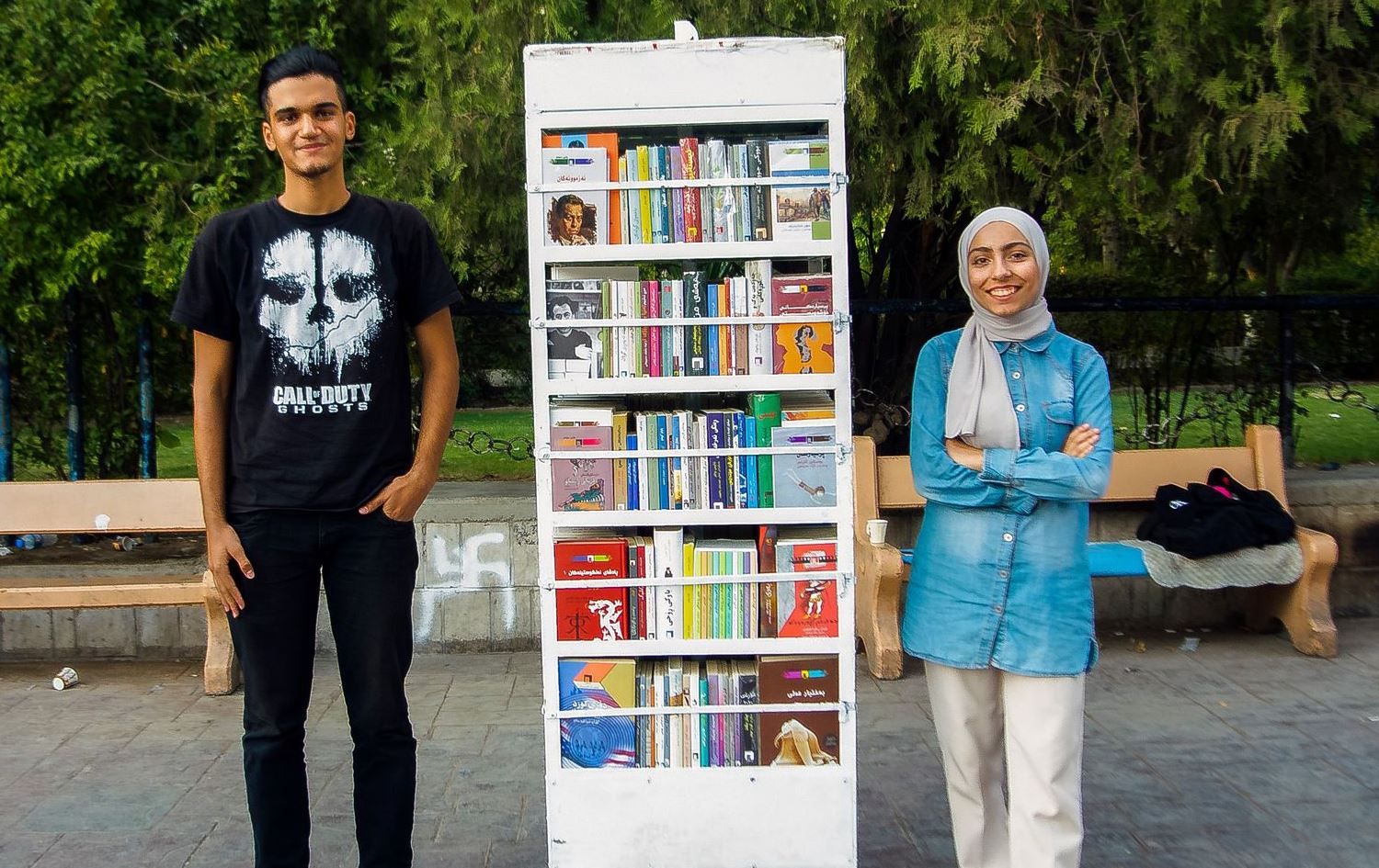 کچ و کوڕێکی گەنج لە سلێمانی بەشێوەیەکی جیاواز کتێب دەفرۆشن