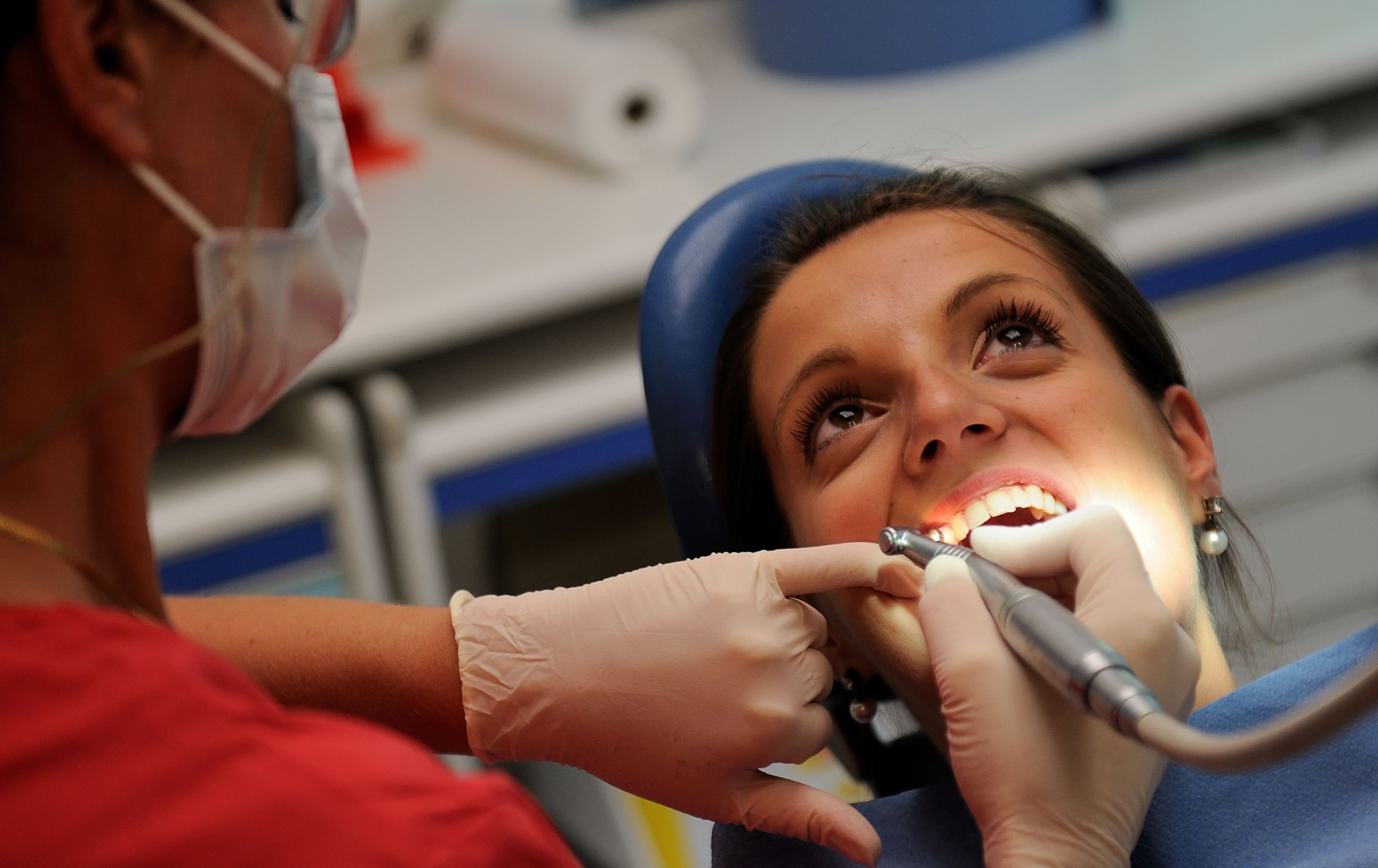 پسپۆڕێکی نەشتەرگەری دەم و ددان: شکانی ددانەکان لەم دۆخەی بڵاوبوونەوەی کۆرۆنا زیادیکردووە