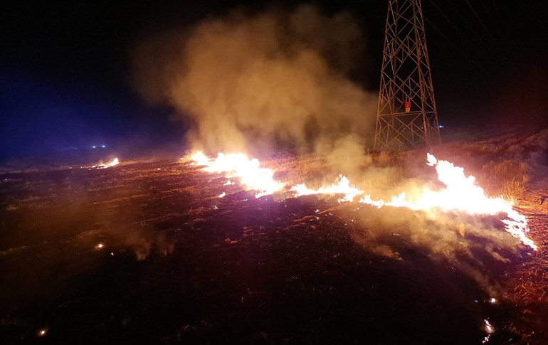 بەهۆی مووشەکەکانەوە لە شوێنی رووداوەکە لە هەولێر ئاگر کەوتووەتەوە. وێنە: بڵند تاهیر - رووداو