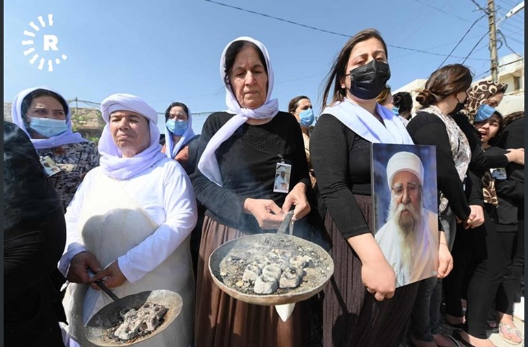 Hejmarek welatiyên Kurdên Êzidî di dema rêzgirtin û birêkirina termê Babe Şêx de li Şêxanê. Wêne: Rûdaw