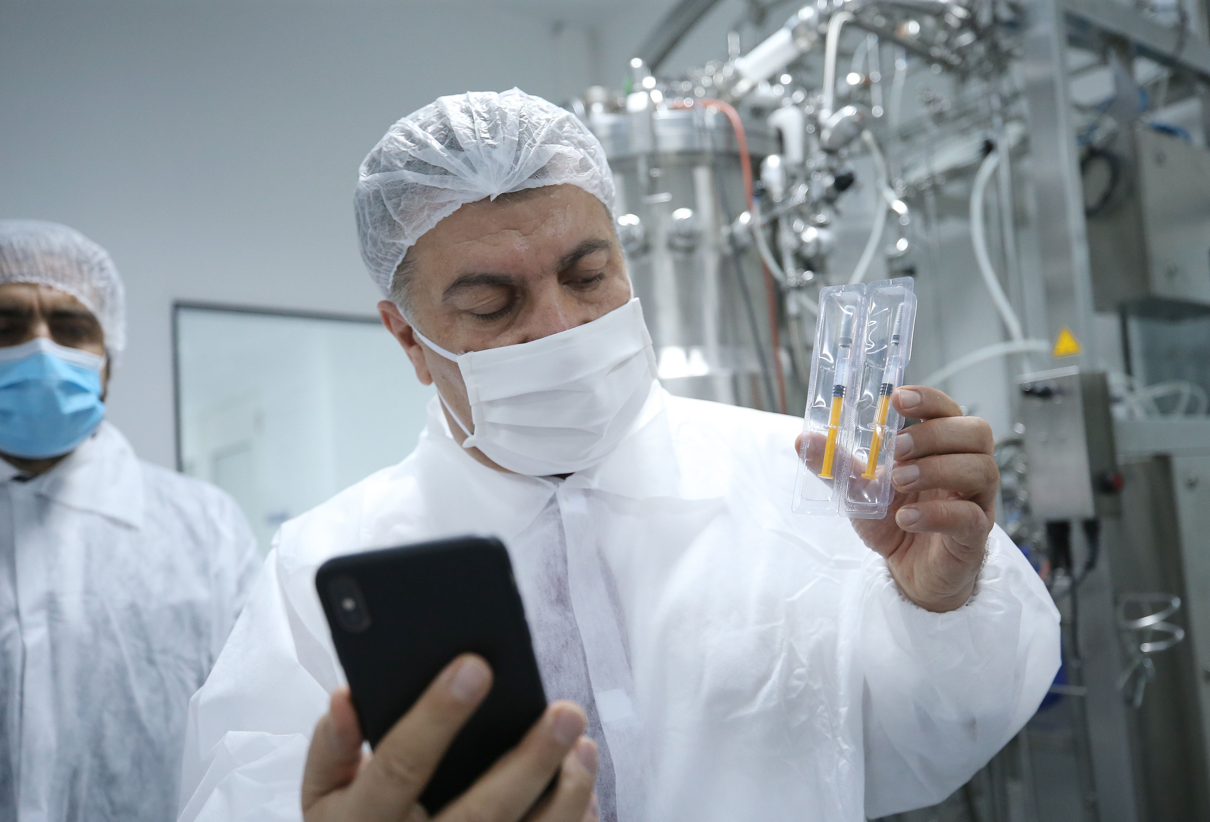 Türkiye’de Covid-19 aşısında insan üzerinde deneme aşamasına geçildi