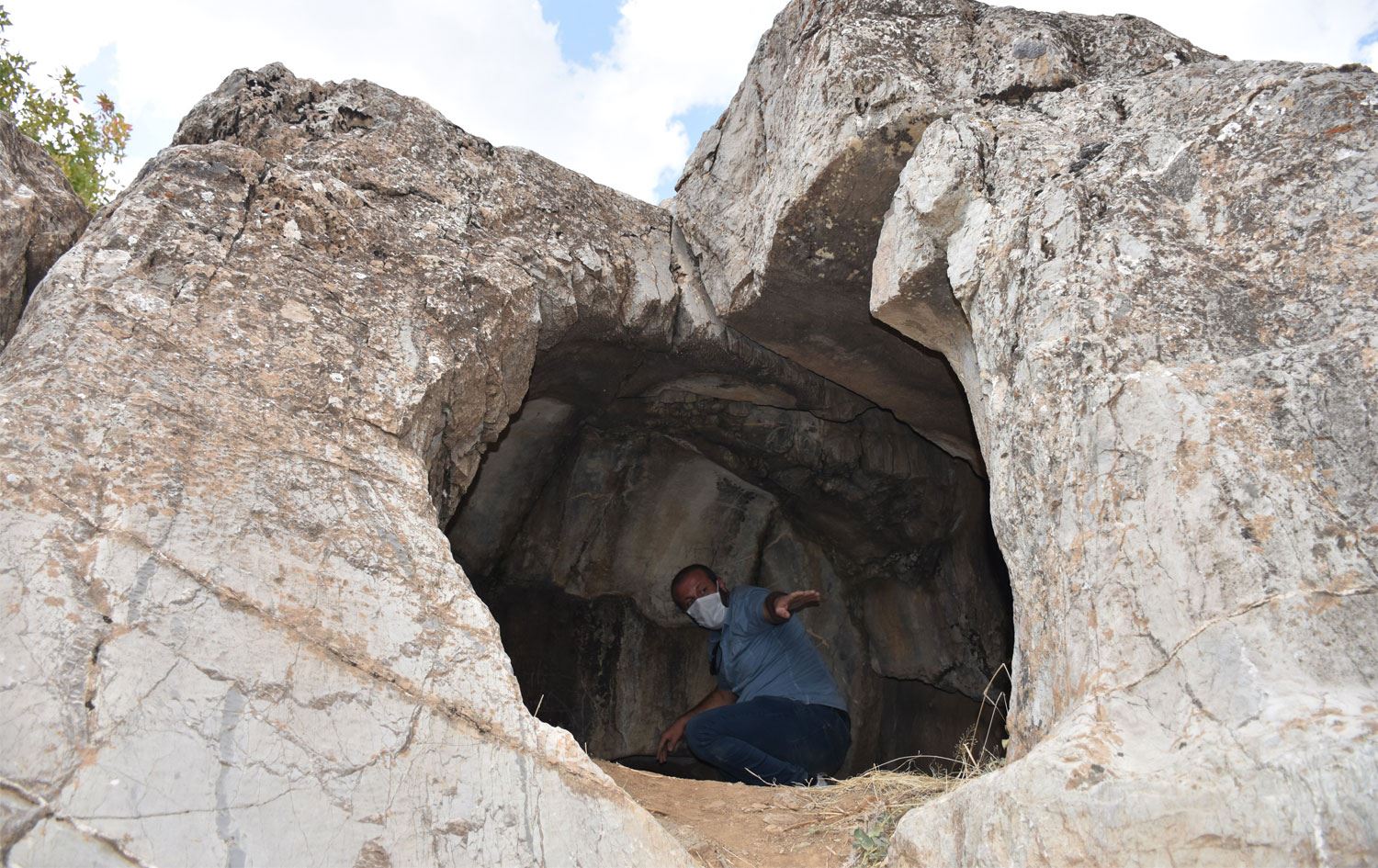 Hakkari'de Urartular dönemine ait 3 odalı kaya mezarı bulundu