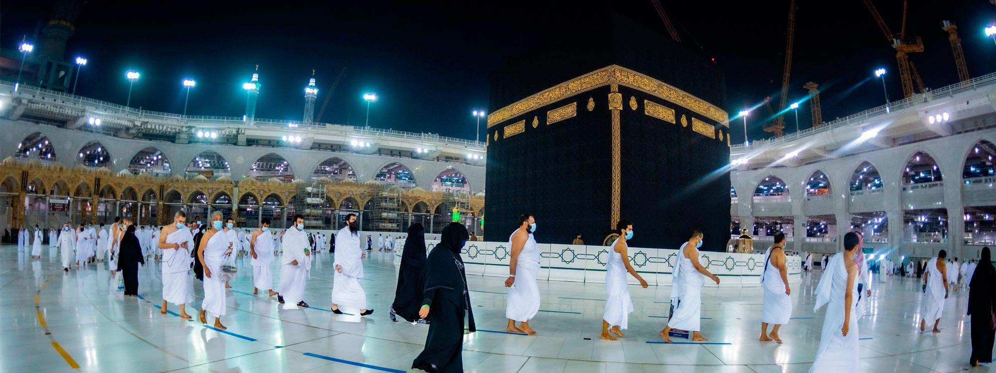 نوێژ و نزای عومرەکاران لەبەردەم کەعبە دوای حەوت مانگ