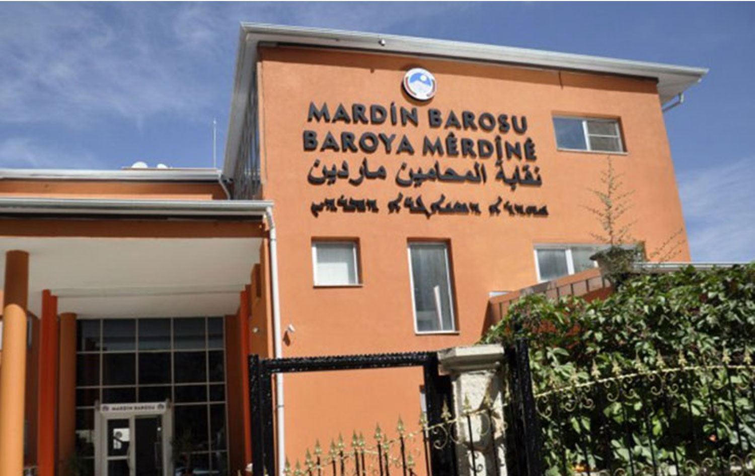 Mardin Barosu’na çok dilli tabela