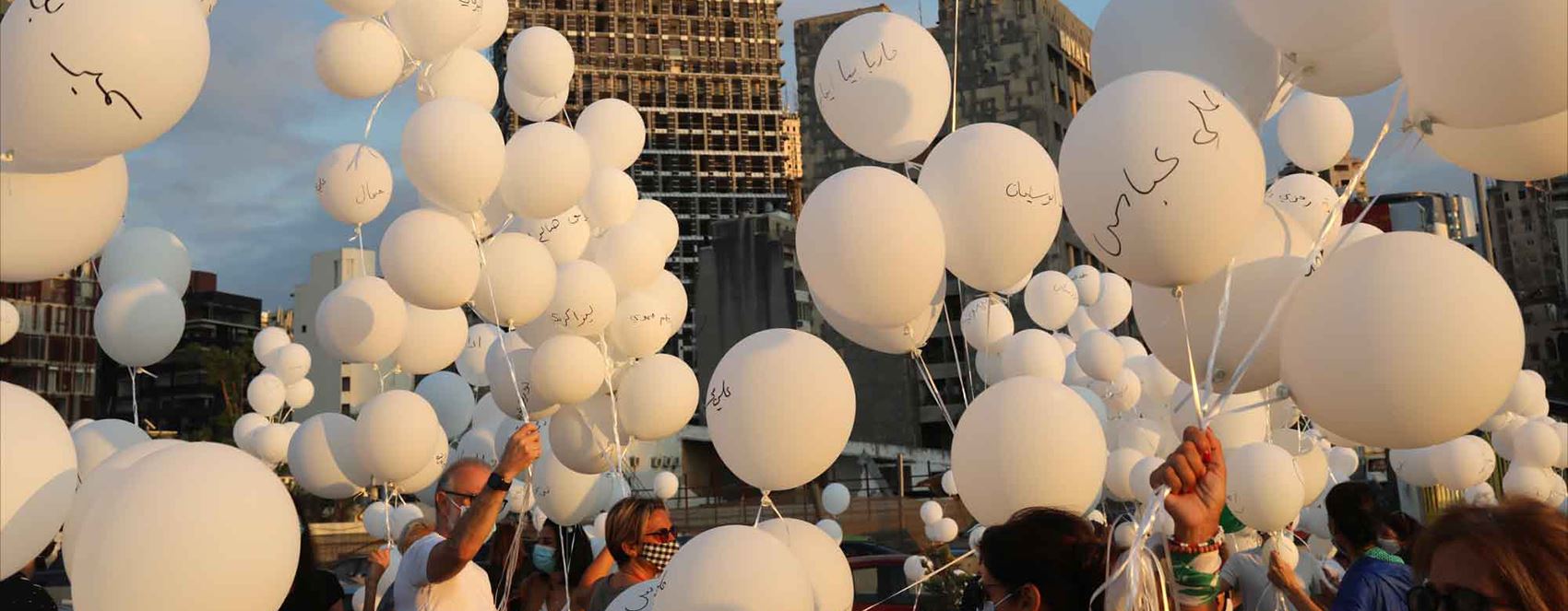 هەڵدانی میزەڵانی سپی بۆ رێزگرتن لە قوربانیانی تەقینەوەکەی بەیرووت