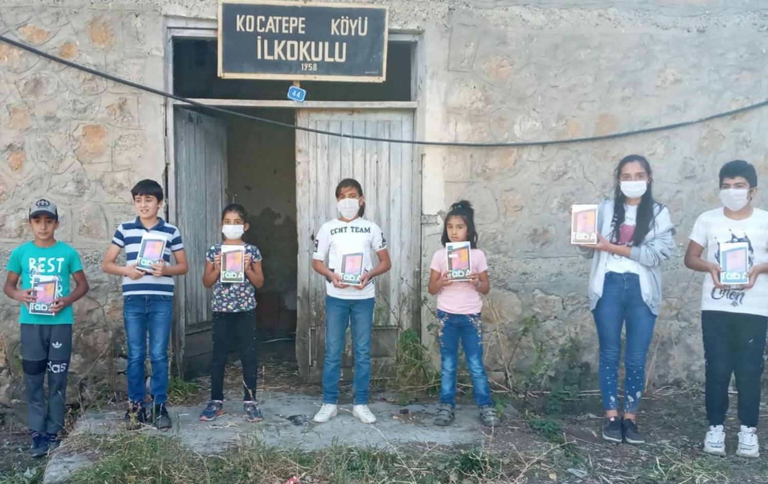 Almanya’da yaşayan Dersimli iş insanı ilçesindeki tüm öğrencilere tablet gönderdi