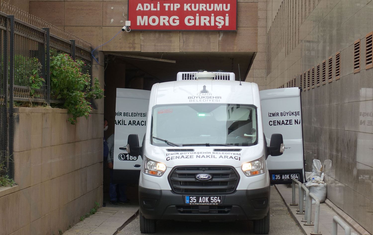 İzmir’de bir kişi, boşanma davası duruşması öncesinde karısını öldürdü