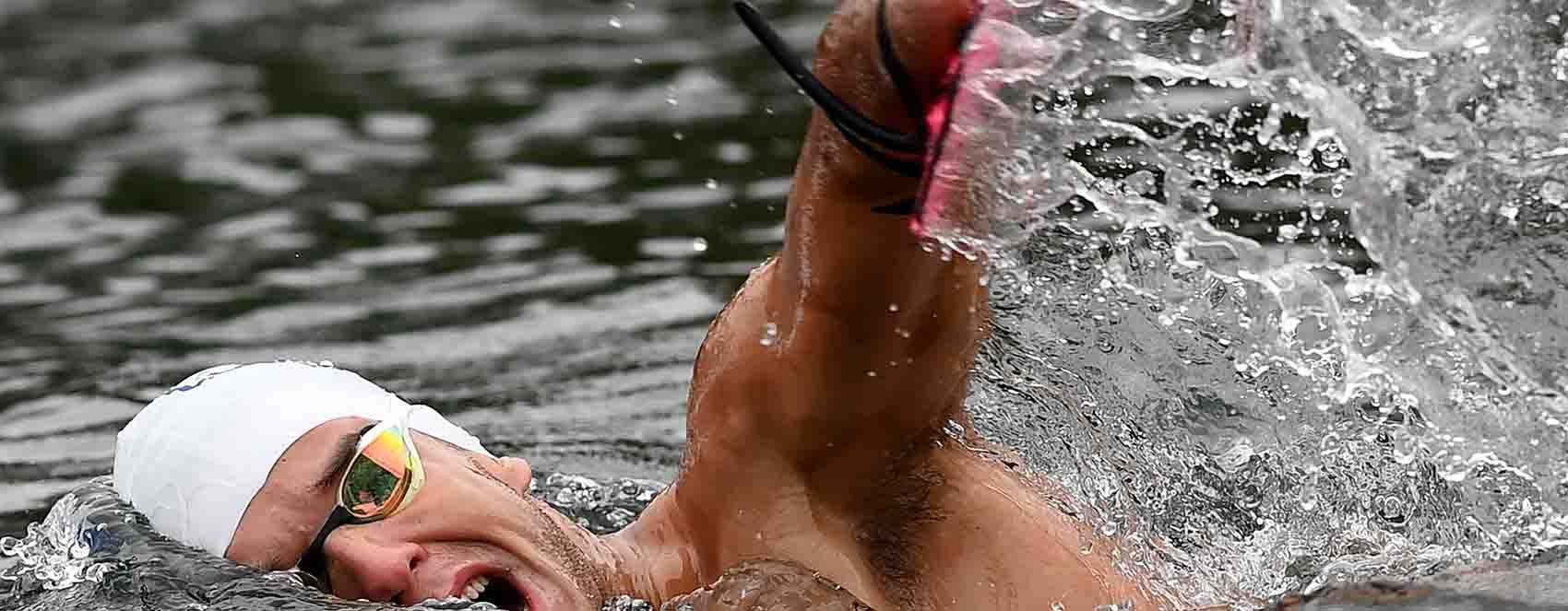 وێنەی رۆژ ... گەنجێک هەر چوار پەلی نییە و لە ئاوی کراوەدا مەلە دەکات