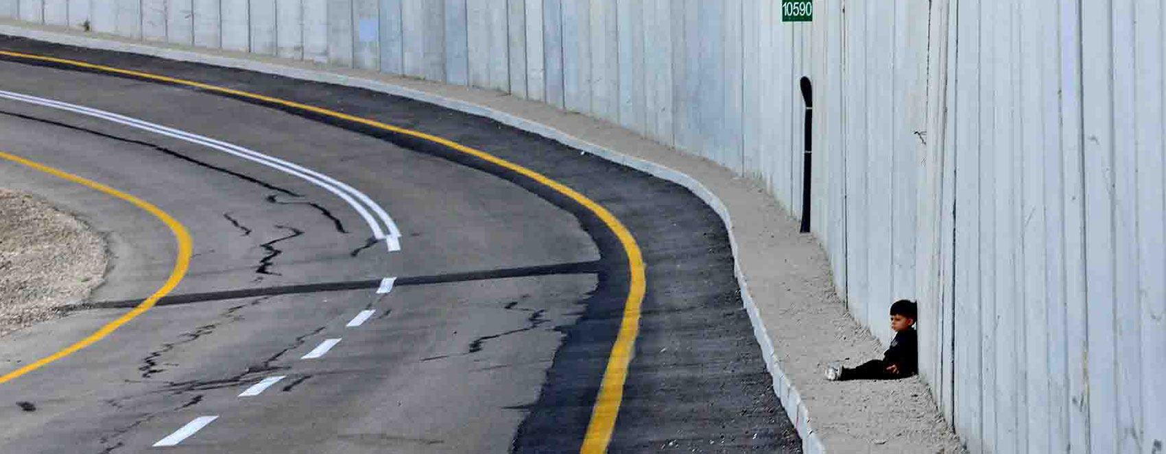 وێنەی رۆژ؛ منداڵێکی فەڵەستینی لە چاوەڕوانیی دایک و باوکیدا