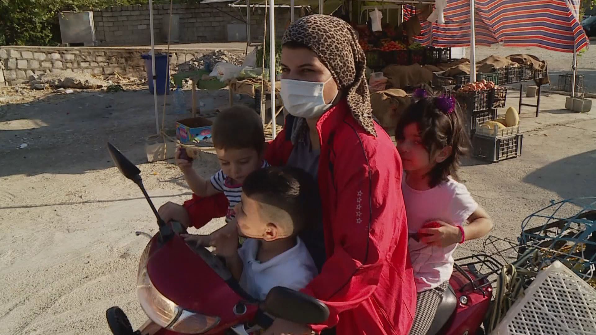 دایک و باوکێکی سلێمانی بژێوی سێ منداڵەکەیان بە پلاستیک کۆکردنەوە دابین دەکەن