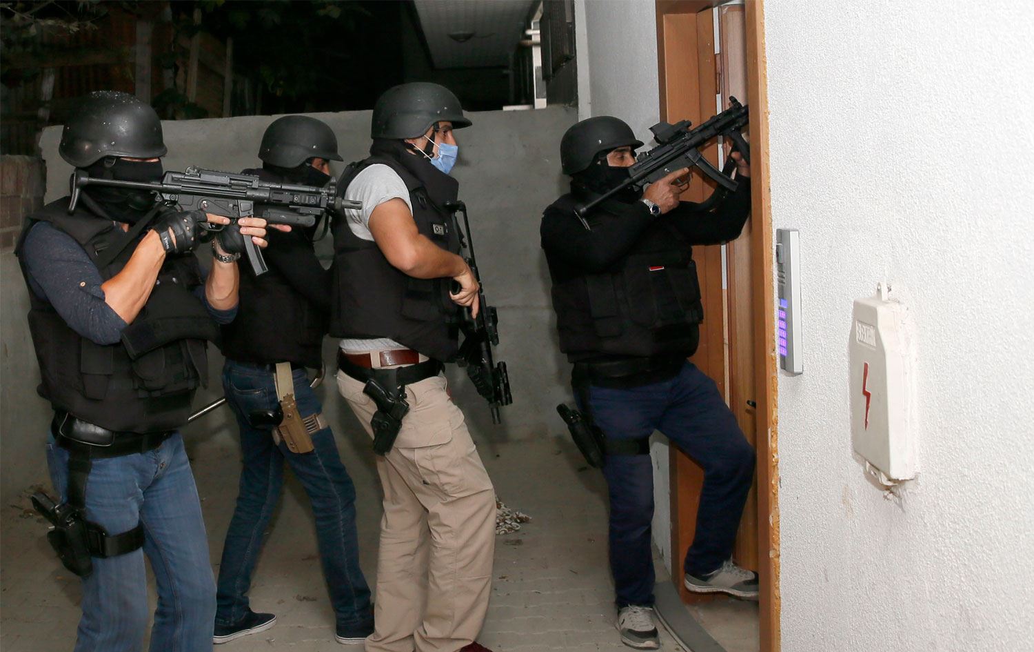 İstanbul'da IŞİD operasyonu: 17 gözaltı