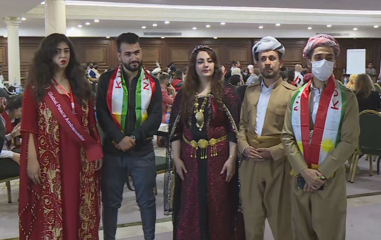 Kürt gençler İstanbul’daki Küresel Barış Zirvesi’ne ulusal kıyafetlerle katıldı