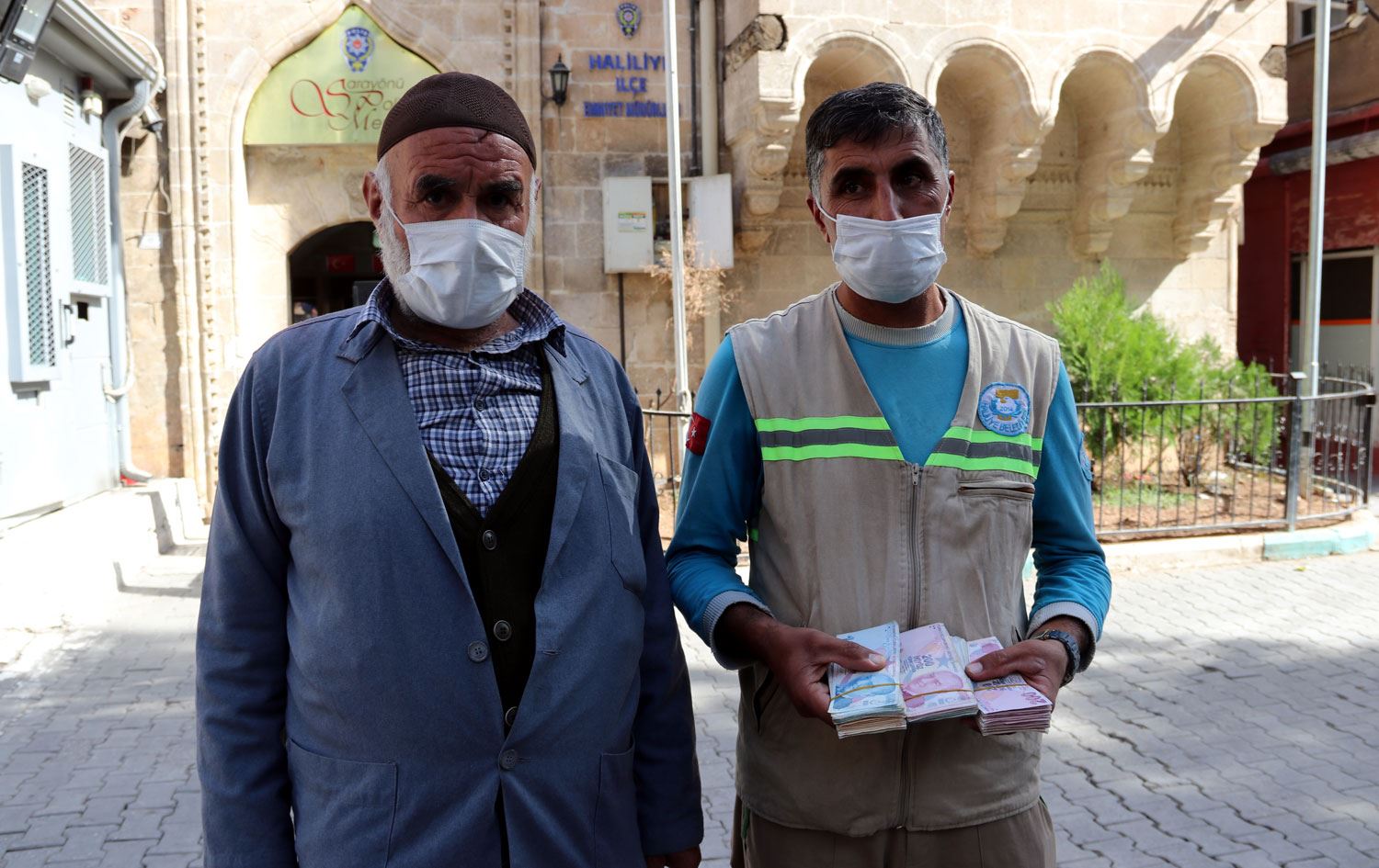 Urfa’da temizlik işçisi bulduğu 35 bin lirayı sahibine teslim etti