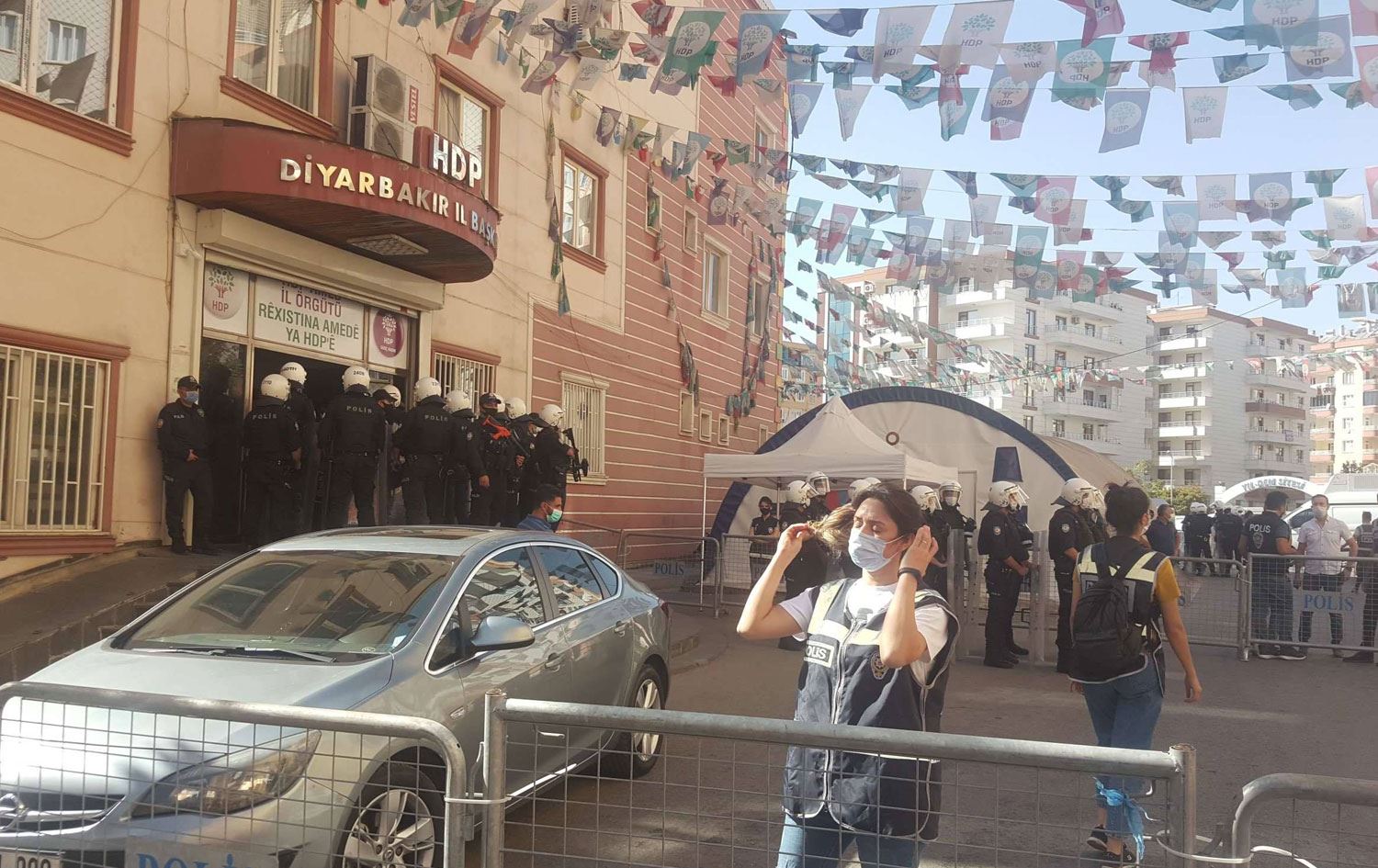 HDP Diyarbakır İl ve Yenişehir İlçe Binası polis tarafından basıldı