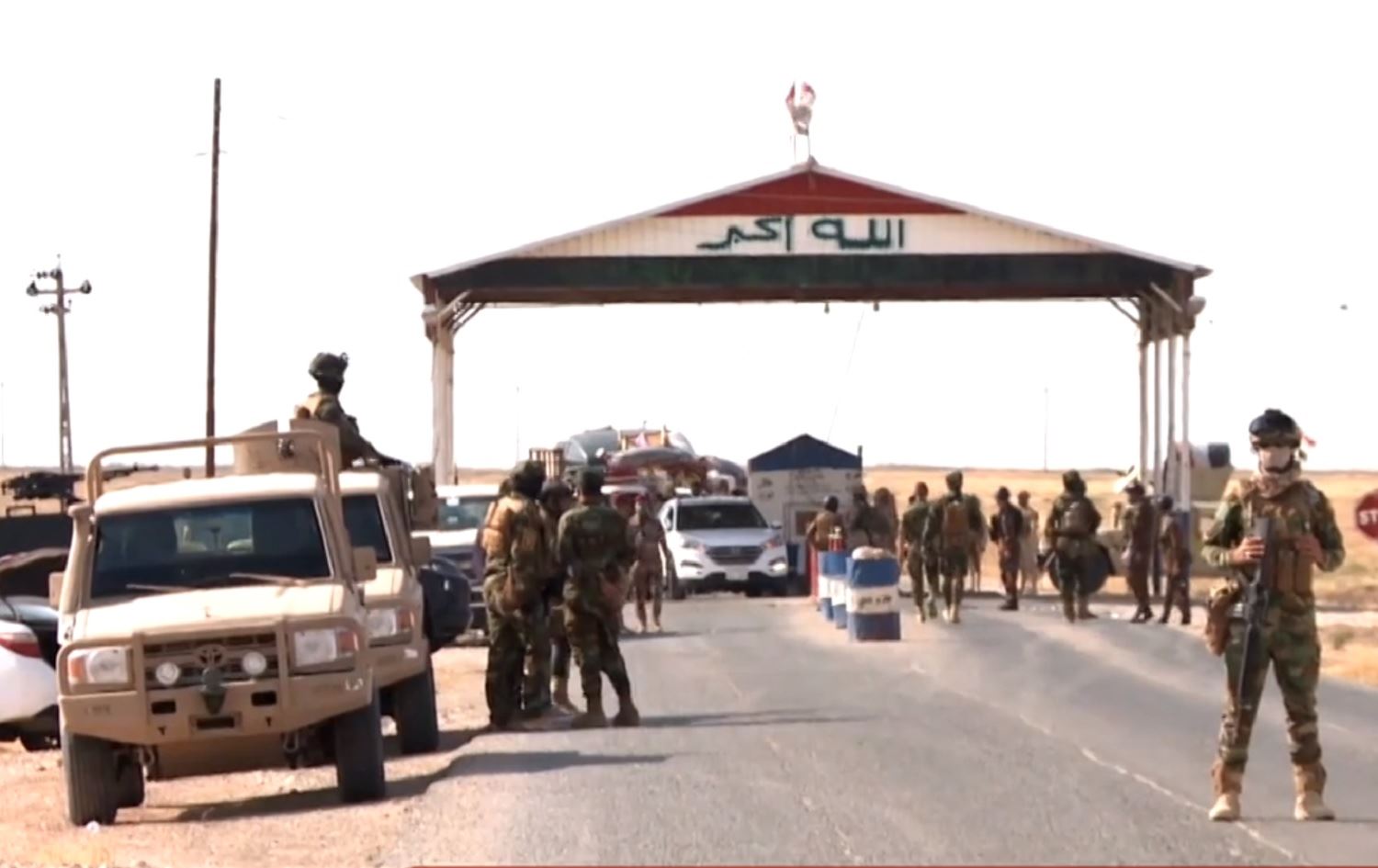 Li gundên Ereban li ser rêya Şingal-Duhokê teqe li otomobîlên Kurdên Êzidî dikin