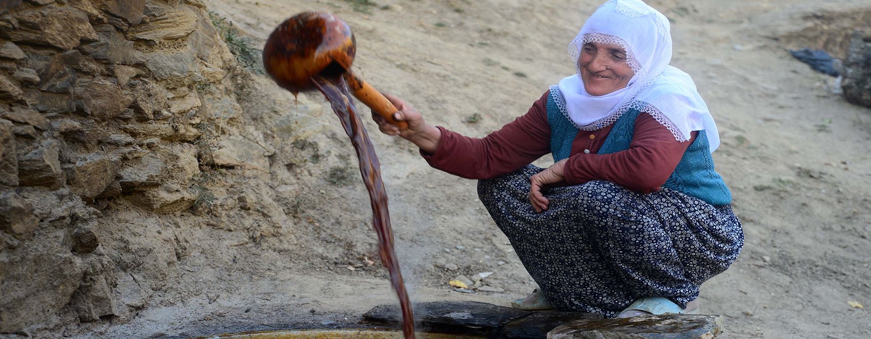 FOTO - Bitlis'in bağlarında yetişen üzüm geleneksel yöntemlerle pekmeze dönüştürülüyor
