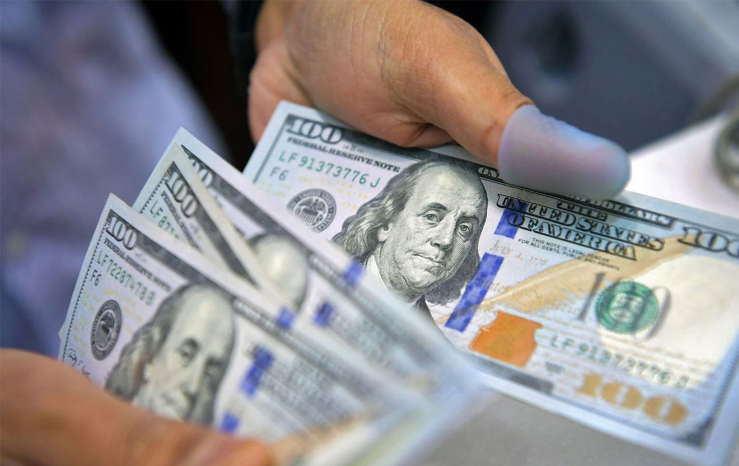 TL değer kaybetmeye devam ediyor: Dolar ve euro haftaya rekorla başladı