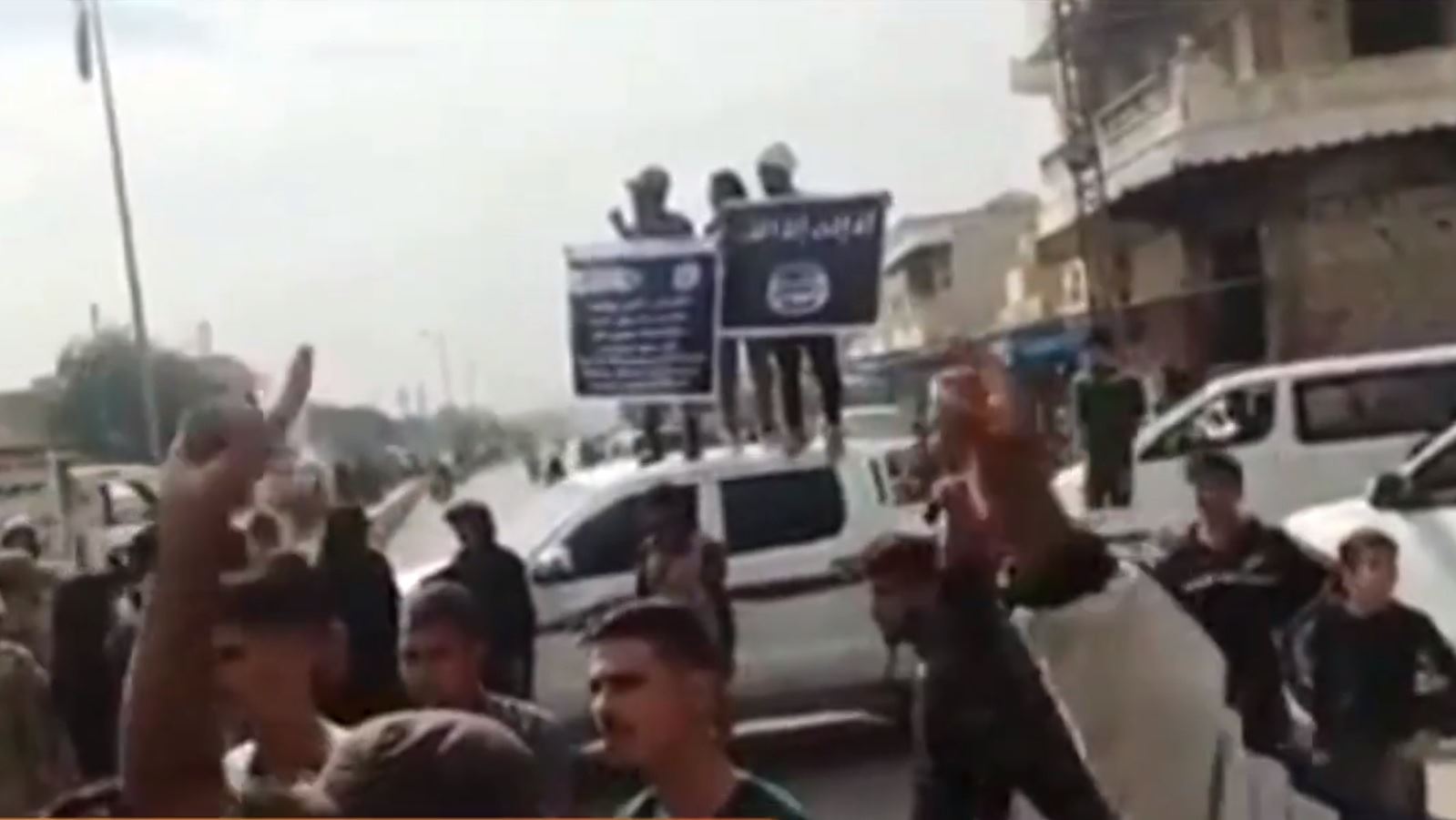 Li Efrînê jî wek Serê Kaniyê çekdaran ala DAIŞê bilind kirin û ala Fransa şewitandin