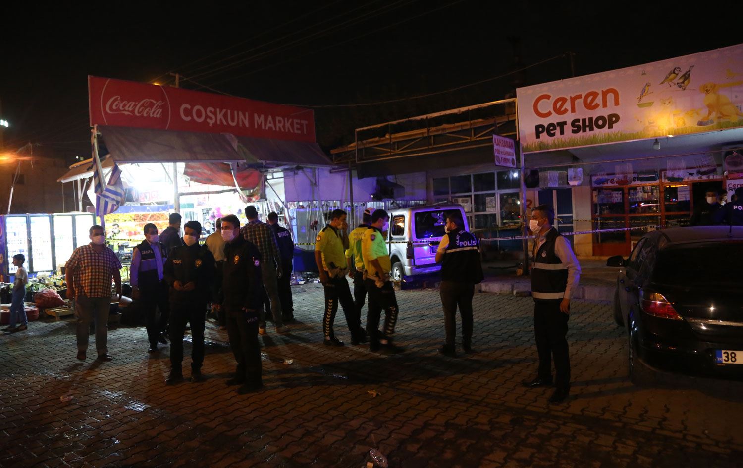 Hafif ticari araç iş yerinin önünde yemek yiyenlere çarptı: 8 yaralı