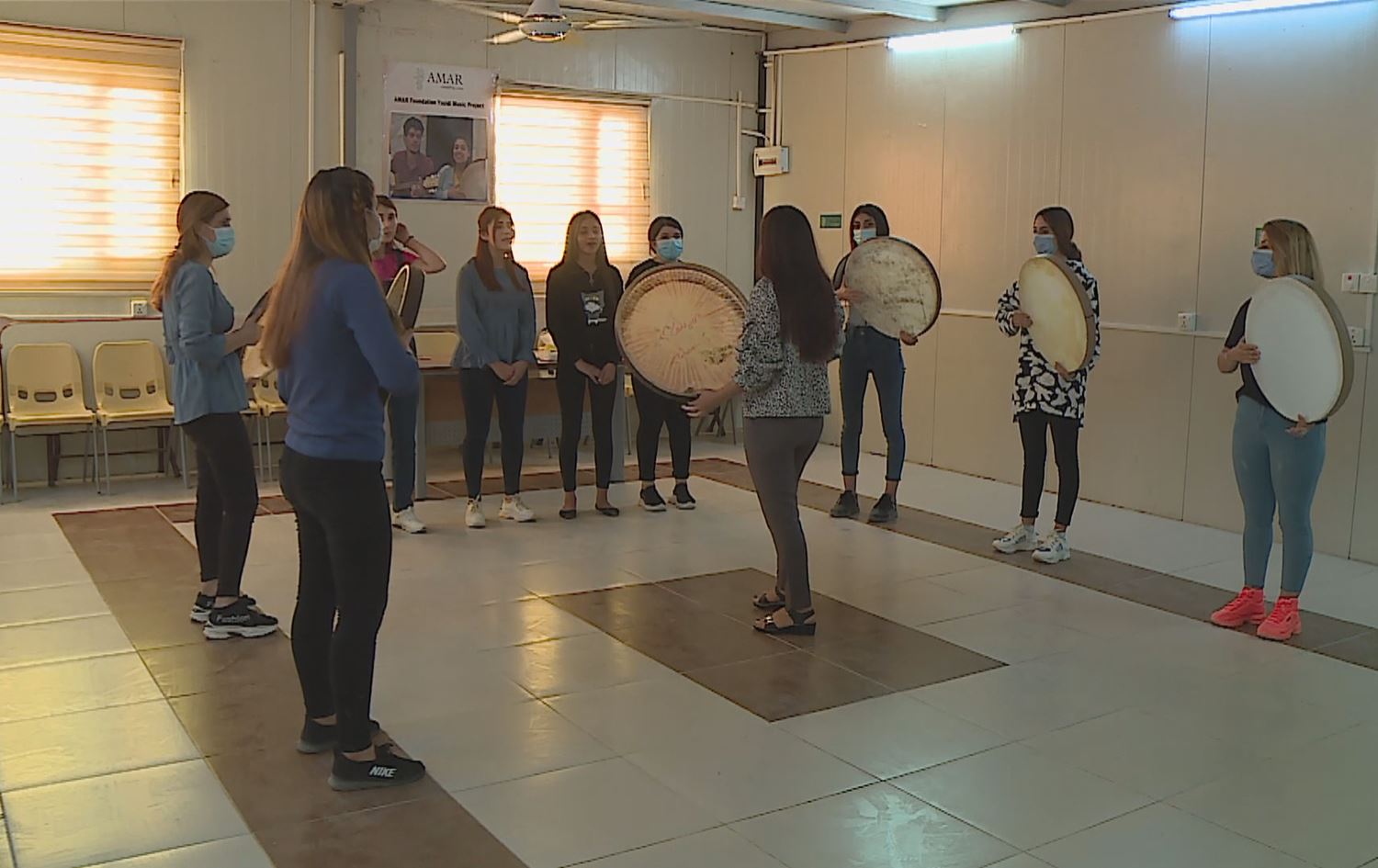 لە کەمپێکی دهۆک کۆمەڵێک کچ دەف لێدەدەن و گۆرانیی رەسەنی کوردی دەڵێنەوە