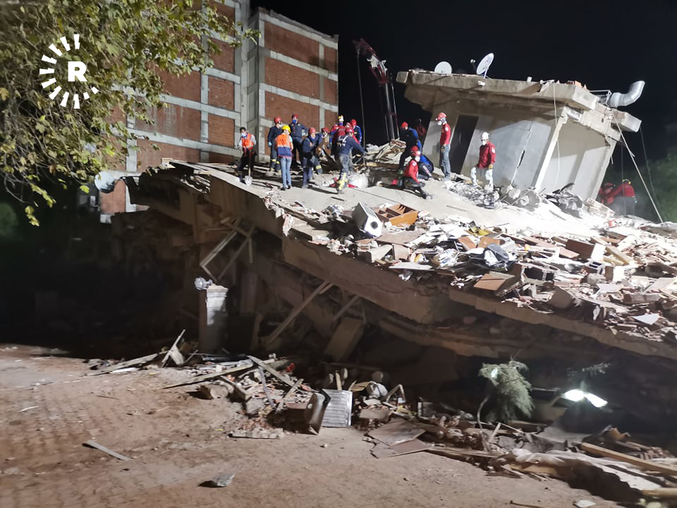 İzmir'de 17 saat sonra enkaz altındaki 3 kişiye daha ulaşıldı